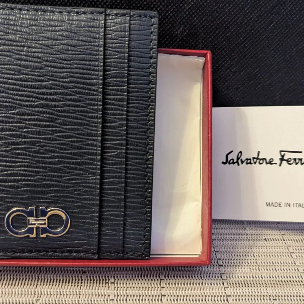 BRAND NEW!! SALVATORE FERRAGAMO GANCINO CREDIT CARD HOLDERALLET SLIM
